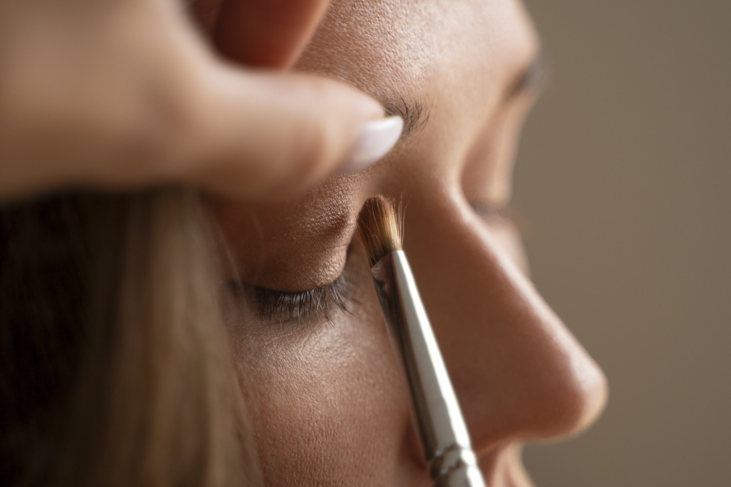side-view-bride-getting-ready-wedding side-view-bride-getting-ready-wedding